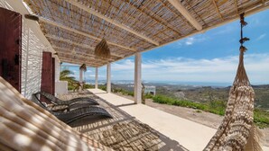 Una zona relax all'aperto, riparata, con vista sul paesaggio.