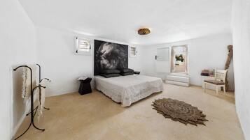 4 bedrooms, travel crib, internet, bed sheets