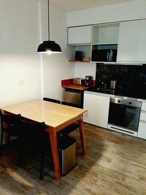 Kühlschrank, Mikrowelle, Ofen, Wasserkocher mit Kaffee-/Teezubehör