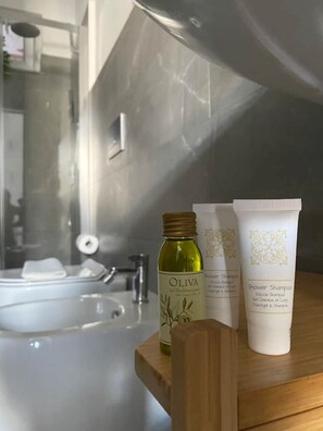 Shower, free toiletries, hair dryer, bidet - Modern Apt in Taormina City Center + Free Parking (Taormina)