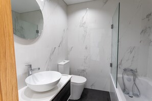 Shower, hair dryer, towels, soap - Carvalho Village (FAFE)