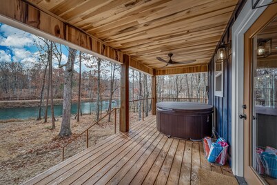 The Away Place-hot tub & fireplace on the lake