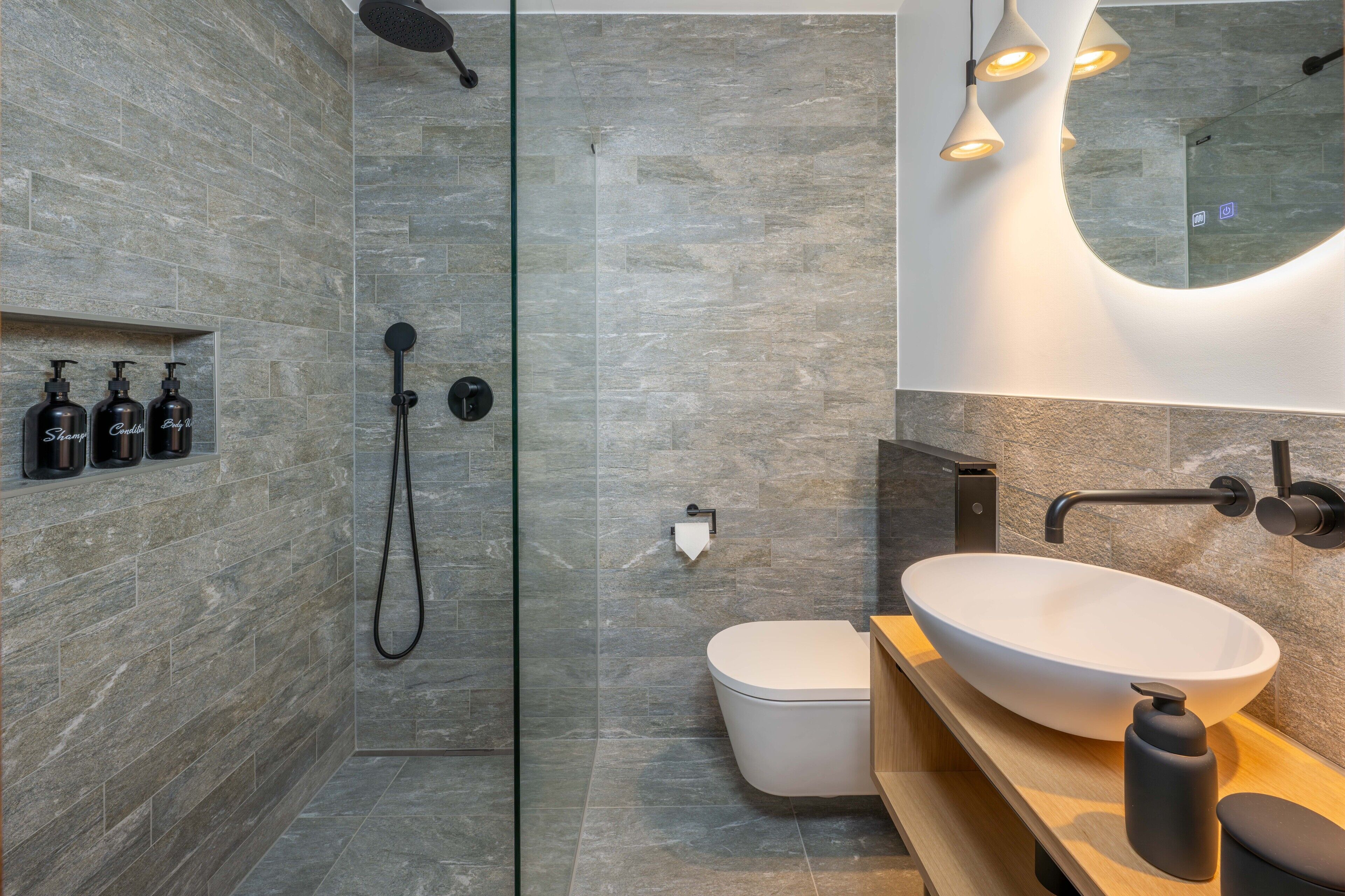 Apartemen Eksklusif | Kamar mandi | Pengering rambut, lantai berpemanas, handuk, dan sabun