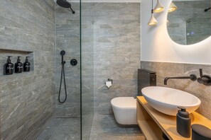 Exclusive Apartment | Bathroom | Hair dryer, heated floors, towels, soap