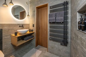 Apartament exclusiu | Bany | Assecador de cabells, terres tèrmics, tovalloles i sabó