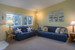 Una televisión, una chimenea