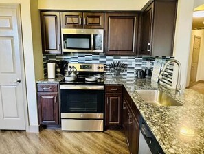 Private kitchen - "NEW" 2BDRM-2Bth, Pool-Gym- Playground-Lake-Prkg (The Woodlands)