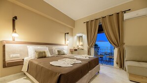 Deluxe Room | In-room safe, iron/ironing board, WiFi (free), bed sheets - Mariliki Studios (Zakynthos)