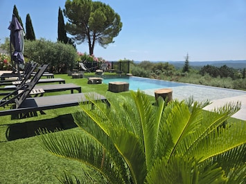 Foto von NEW accommodation, panoramic view, overflowing swimming pool, beautiful village