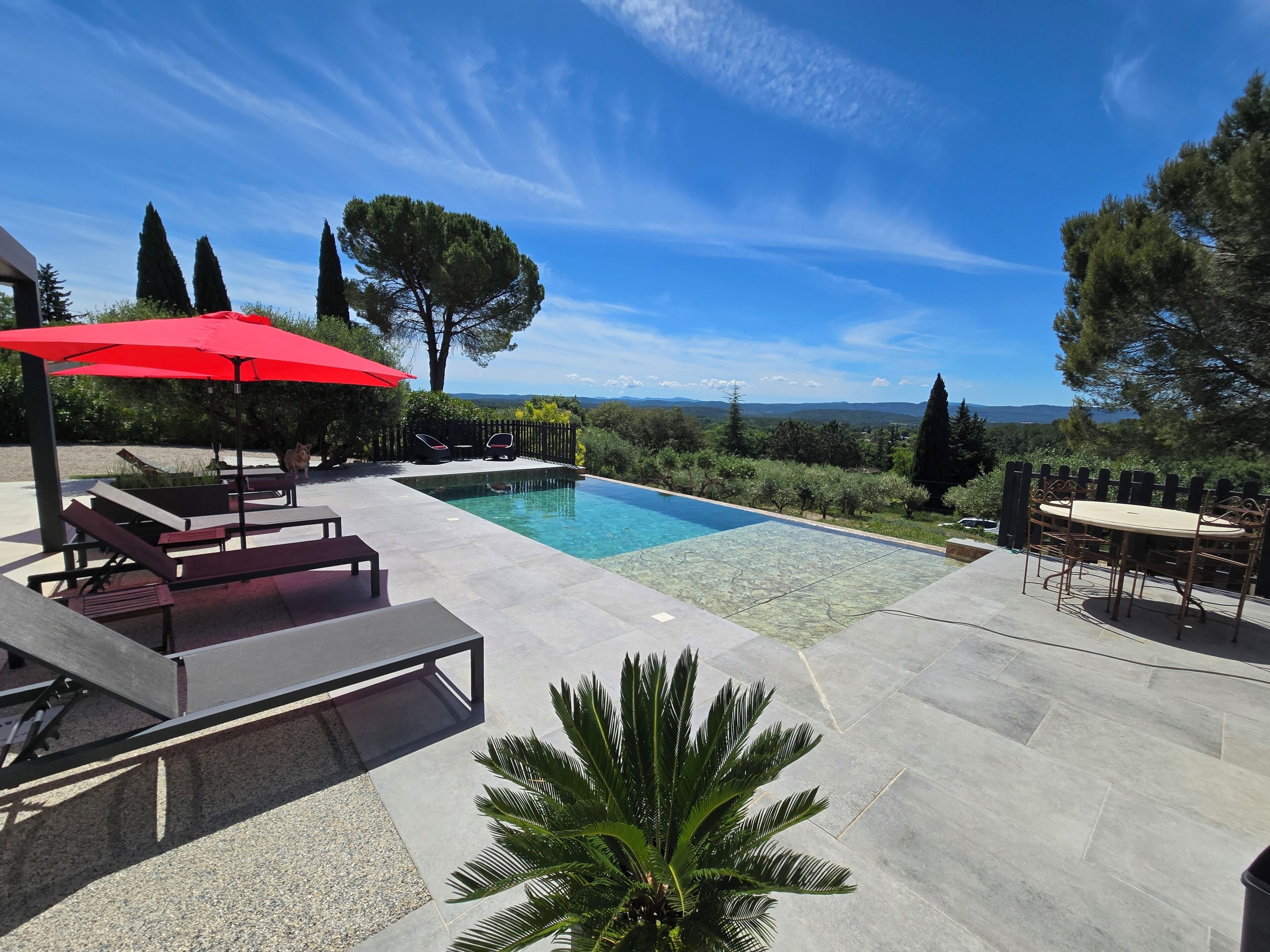piscine à débordement, vue panoramique, transats et parasol