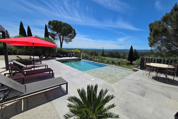 piscine à débordement, vue panoramique, transats et parasol