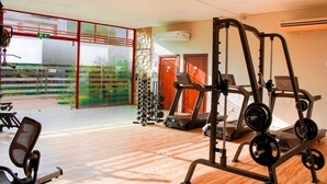 A gym with treadmills, weight machines, and a variety of dumbbells. - Flat Ilê de Pipa Jardim - By Almare (Tibau do Sul)