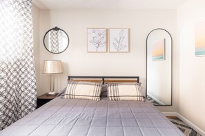 2 soverom, skrivebord, strykejern/-brett og wi-fi