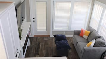 Een smart-tv en een open haard