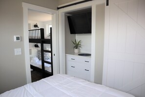 3 bedrooms, free WiFi, bed sheets - Gorgeous Lake Views #27 Cottage at Bayfront Resort (Sandusky)