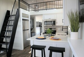 Frigorifero, microonde, forno, piano cottura