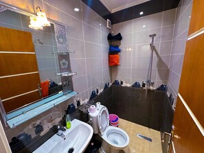 Dusche, umweltfreundliche Kosmetikartikel, Handtücher, Seife