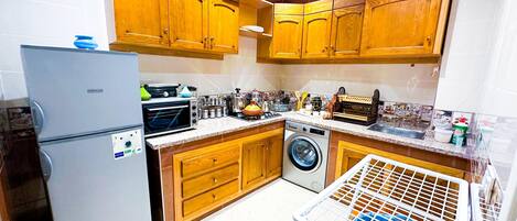 Réfrigérateur, four, plaque de cuisson, cafetière/bouilloire