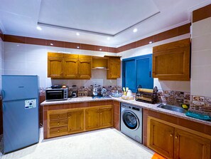 Frigorifero, forno, piano cottura, macchina per tè/caffè