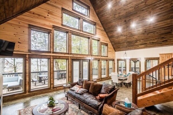 Smart-TV, Kamin, Tischtennisplatte