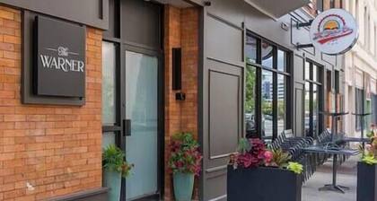Luxury Condo + Free Garage Parking 402