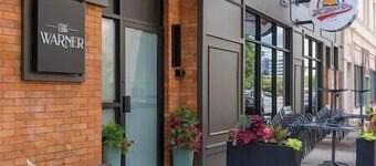 Luxury Condo + Free Garage Parking 402