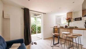Premium Chalet | Ruang tamu | TV skrin rata 