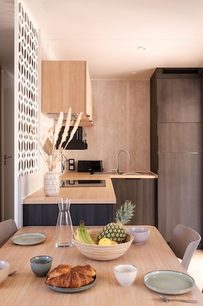 Signature Cottage | Private kitchen | Electric kettle, toaster, high chair - Slow Village Séveilles (Coux-et-Bigaroque-Mouzens)