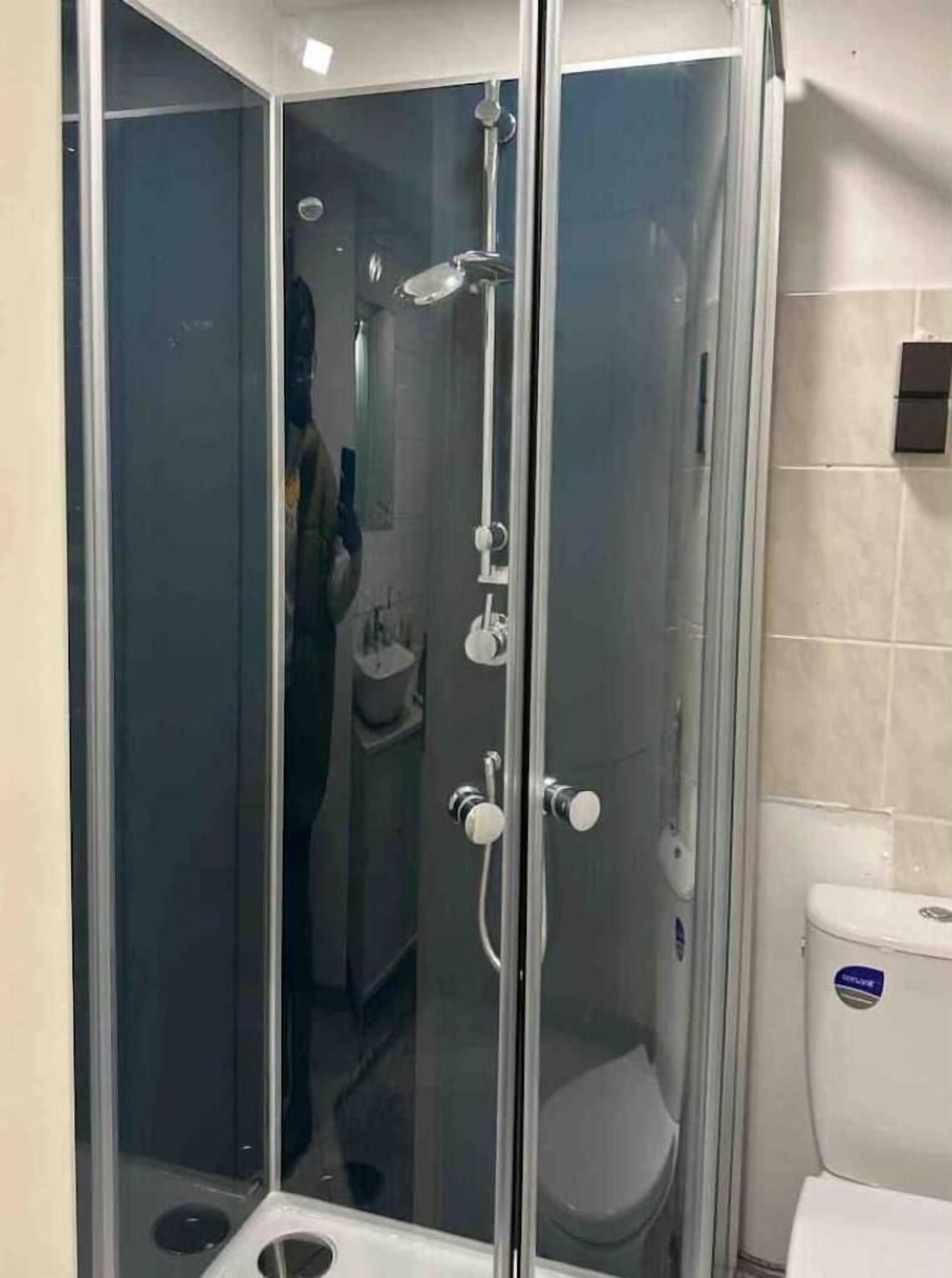 Regadera, amenidades de baño ecológicas, secadora de cabello, batas 