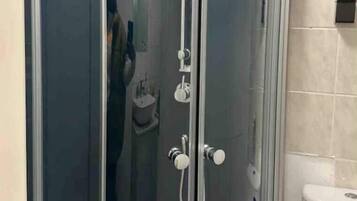 Regadera, amenidades de baño ecológicas, secadora de cabello, batas