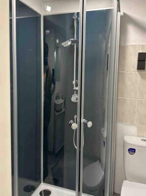 Shower, eco-friendly toiletries, hair dryer, bathrobes - Sweet Home  Entire Apartment  (Ludwigsburg)