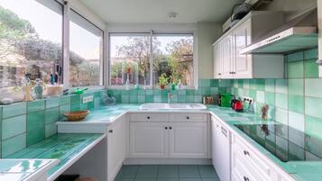 Réfrigérateur, micro-ondes, four, lave-vaisselle