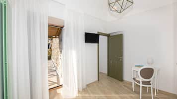 Appartamento, 2 camere da letto, patio, vista mare | 2 camere, una scrivania, Wi-Fi gratuito, lenzuola