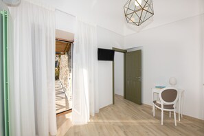 Apartament, 2 dormitoris, pati, vistes al mar | 2 dormitoris, escriptori, wifi gratuïta i roba de llit