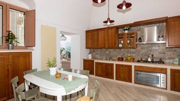 Appartamento, 2 camere da letto, patio, vista mare | Cucina privata | Frigorifero, microonde, forno, piano cottura