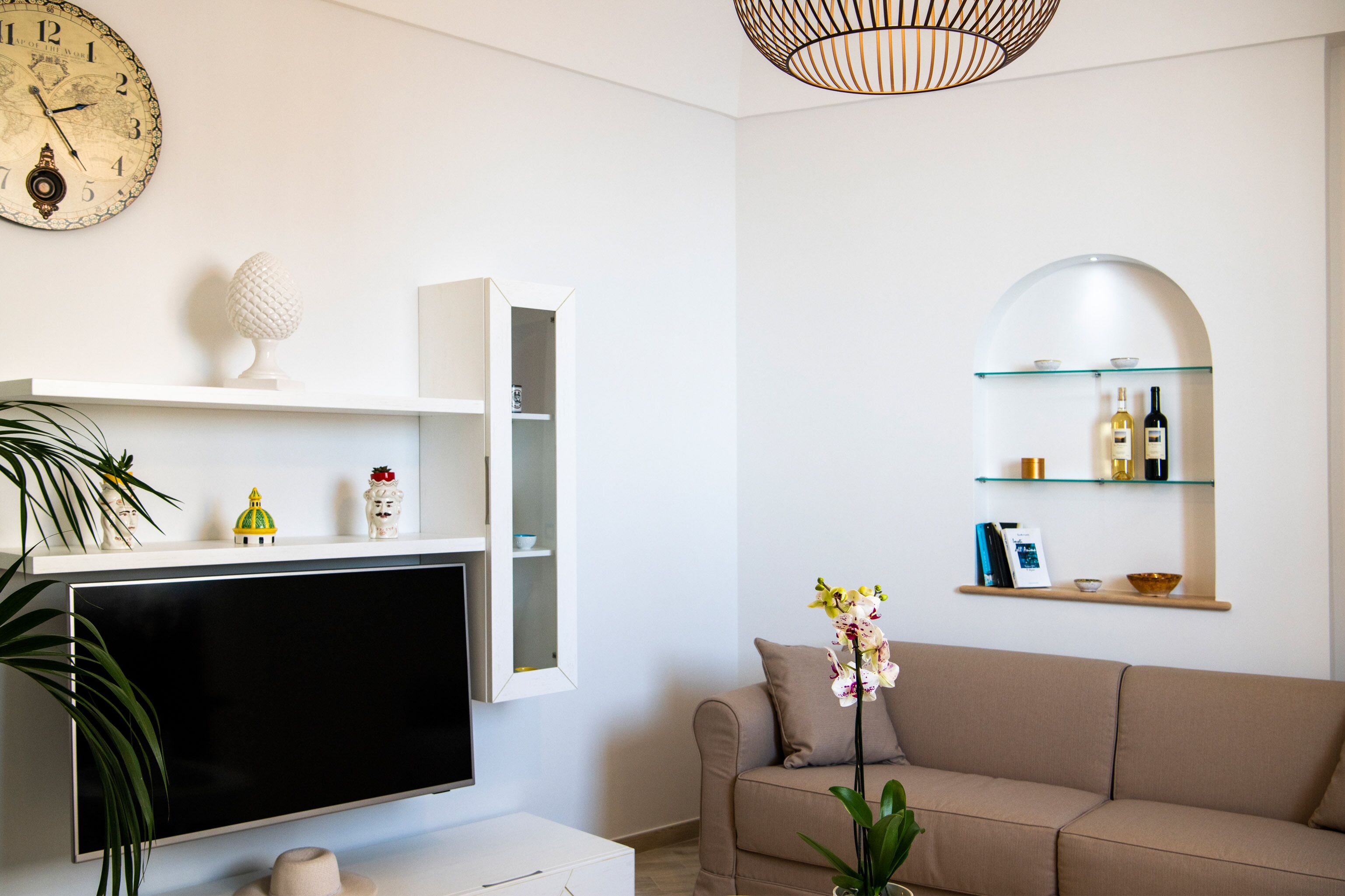 Appartamento, 2 camere da letto, patio, vista mare | Area soggiorno | TV a schermo piatto 32 pollici con canali digitali