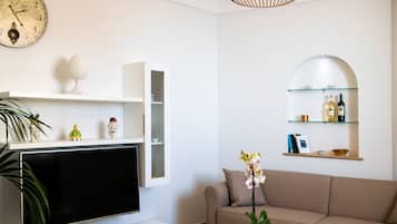 Appartamento, 2 camere da letto, patio, vista mare | Area soggiorno | TV a schermo piatto 32 pollici con canali digitali