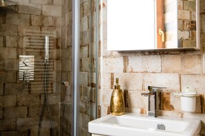 Apartment, 2 Bedrooms, Patio, Sea View | Bathroom