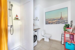 Articles de toilette gratuits, sèche-cheveux, serviettes fournies