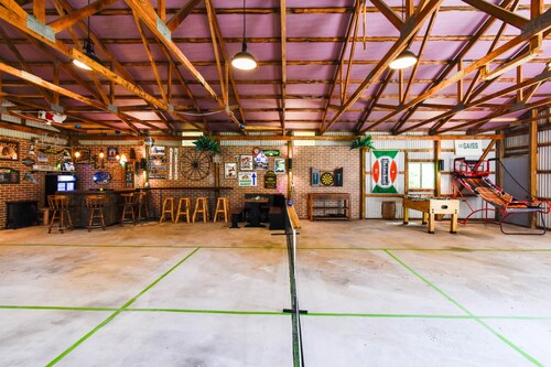 Frankfort Farmhouse - PickleBARn