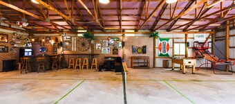 Frankfort Farmhouse - PickleBARn