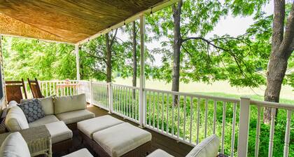 Frankfort Farmhouse - PickleBARn