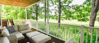 Frankfort Farmhouse - PickleBARn