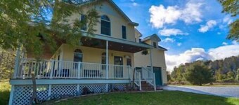 Frankfort Farmhouse - PickleBARn