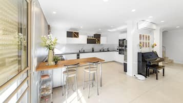 Casa superluxo, 6 quartos, piscina particular, vista para a cidade | Cozinha privada | Geladeira grande, micro-ondas, fogão, cooktop