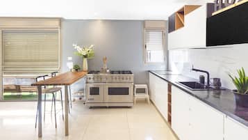 Luxury House, 6 Bedrooms, Private Pool, City View | Private kitchen | Full-sized fridge, microwave, oven, stovetop