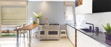 Casa de lujo, 6 habitaciones, alberca privada, vista a la ciudad | Cocina privada | Refrigerador con congelador, microondas, horno y parrilla de estufa