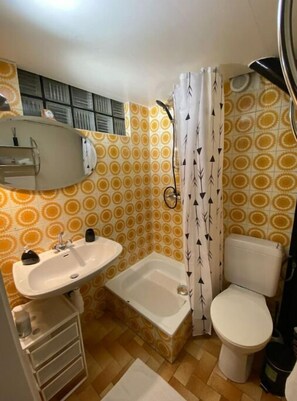 Serviettes fournies, savon, papier toilette