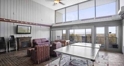Newly Remodeled Cedar Lodge Room w/ Lake Views!