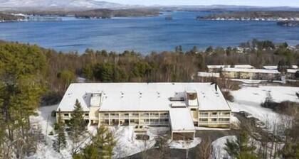 Newly Remodeled Cedar Lodge Room w/ Lake Views!
